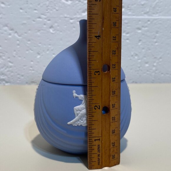 Wedgwood Blue Jasperware Small Lidded Pot with White Motif and Daisy Top - Picture 10 of 12